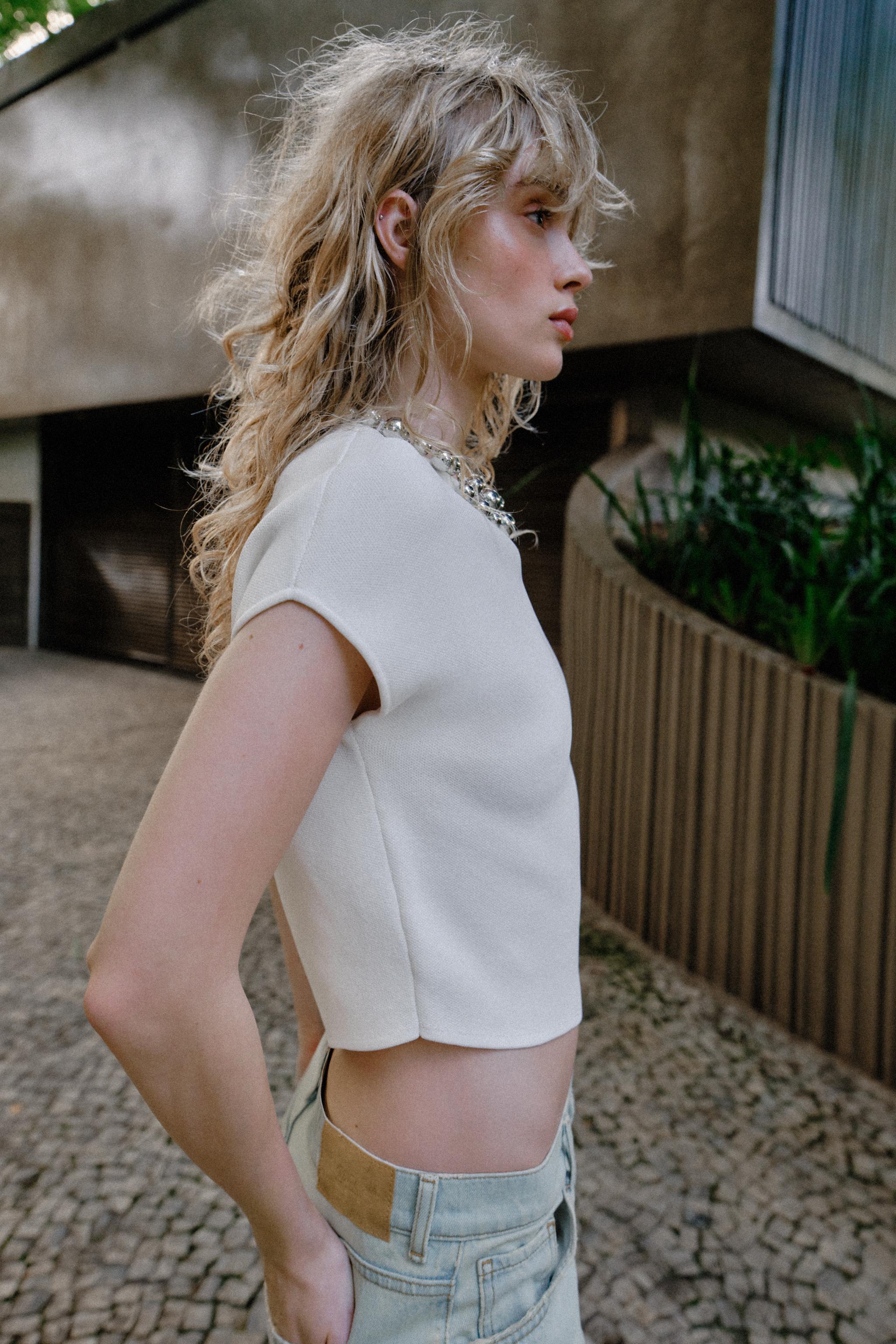 TOP EN MAILLE À BOULES AU COL